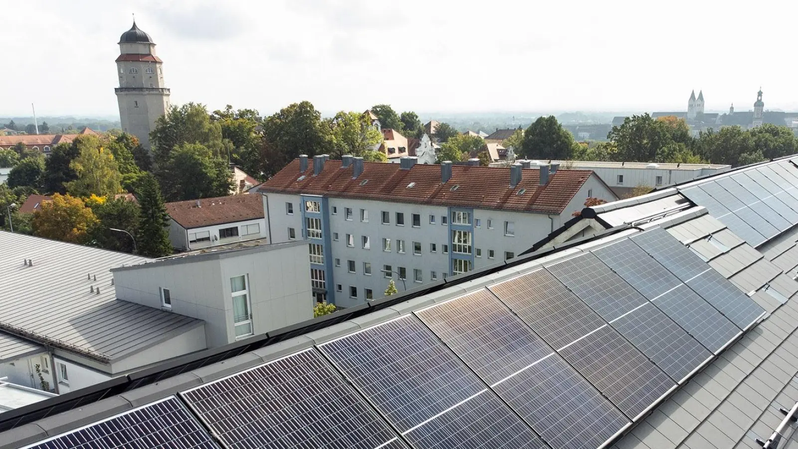 In Freising werden immer mehr Photovoltaik-Anlagen installiert. (Foto: Stadtwerke Freising/Christian Schranner)