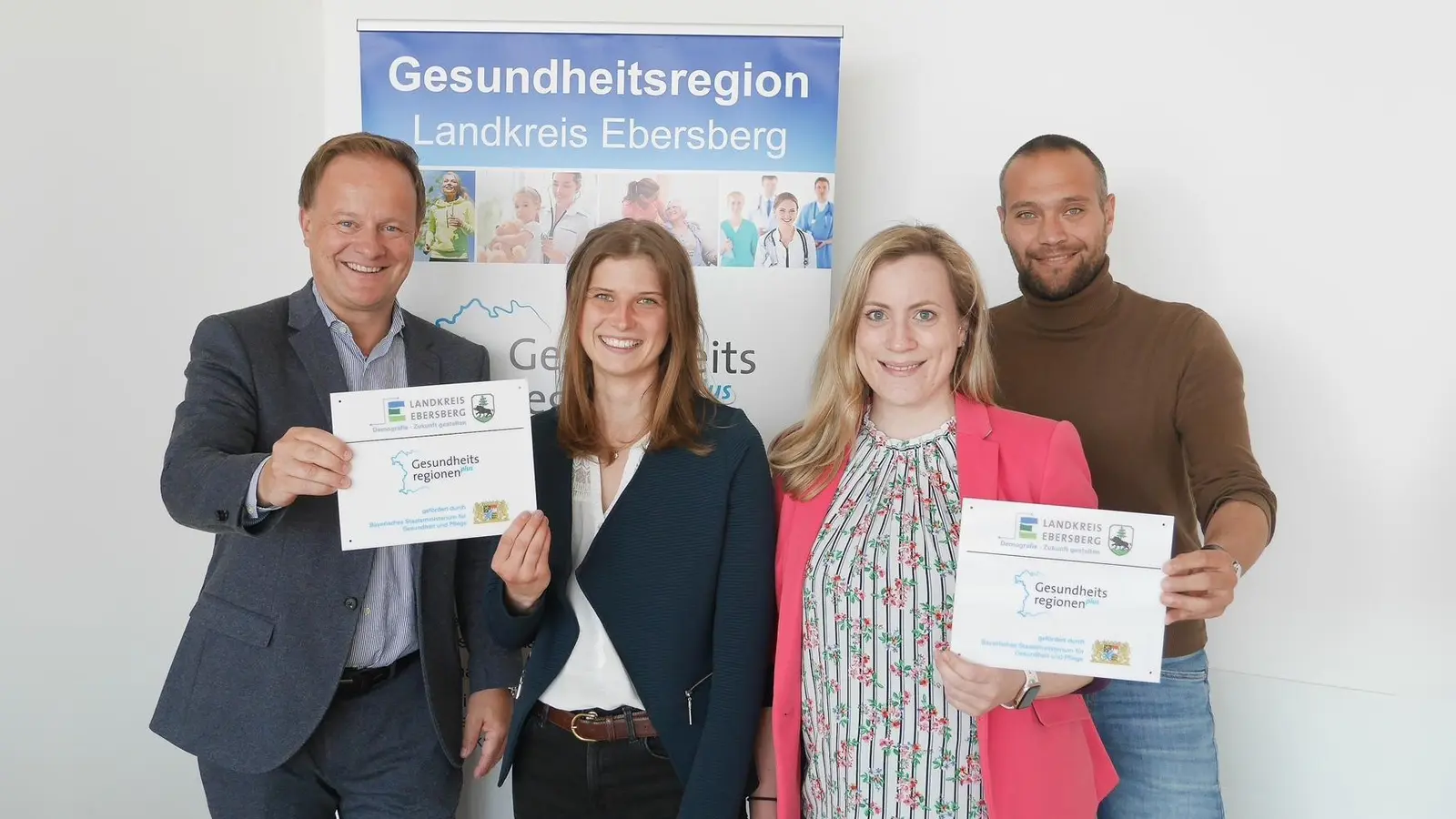 Landrat Robert Niedergesäß, Andrea Fischer neue und Carolin Sinemus bisherige Leiterin der Geschäftsstelle der Gesundheitsregionplus im Landratsamt und Sachgebietsleiter Jochen Specht (v. li.). (Foto: Landratsamt Ebersberg)