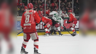 Szene aus dem letzten Heimderby gegen die Starbulls Rosenheim: Am Sonntag wird der EHC wohl wieder vor vollen Rängen in der Wildbräu-Arena auflaufen. (Foto: smg/EHC)