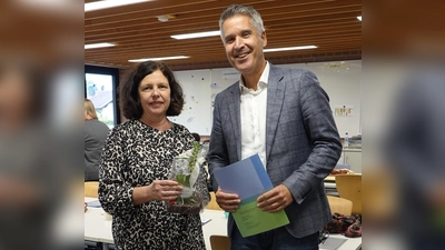 Abschied nach 17 Jahren: Elisabeth Schmitt und Schulleiter Markus Höß. (Foto: Gymnasium Dorfen)