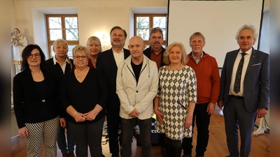 Landrat Helmut Petz (r.) und Personalratsvorsitzende Carolin Hofer (l.) verabschiedeten (v.l.) Doris Lenz, Elfriede Gintenreiter, Katharina Sellmaier, Christoph Knips, Robert Gintenreiter, Hermann Gerich, Gerda Kössler und Josef Allwang. (Foto: LRA Freising)