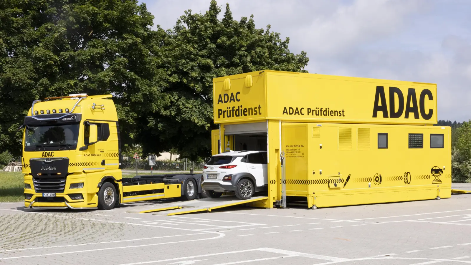 Mobiler ADAC Prüfdienst macht Halt in Erding. (Foto: Richard Kienberger)