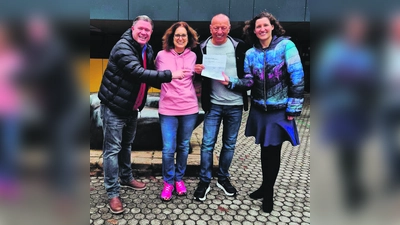 v.l. Thomas Speyerer, Rebecca und Heiko Günther sowie Margit Griesbacher bei der Spendenübergabe. (Foto: Förderverein GS Moosinning)