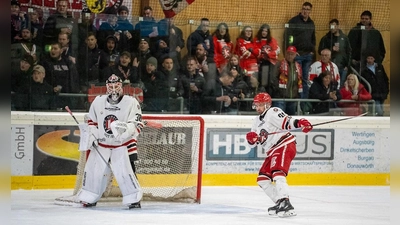 Torhüter Lukas Steinhauer (links) und Verteidiger Johannes Kroner (dahinter der zahlreich besetzte EHC-Fanblock bei einem Auswärtsspiel) aus dem zuletzt immer starken Defensivverbund des EHC Klostersee. (Foto: smg)