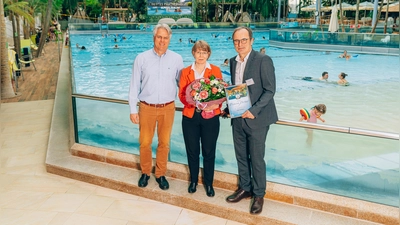 Das Hotel Apfelbaum wurde erneut als Partner der Therme ausgezeichnet: Jörg Wund (Inhaber Therme Erding) freut sich mit Frau Aschenbrenner (Hotelmanagerin) und Herrn Pompl (Geschäftsführer, v. li.).<br> (Foto: Therme Erding)