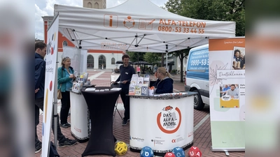 Aufklärungsarbeit ist wichtig: Aktion der vhs Erding auf dem Schrannenplatz. (Foto: vhs)