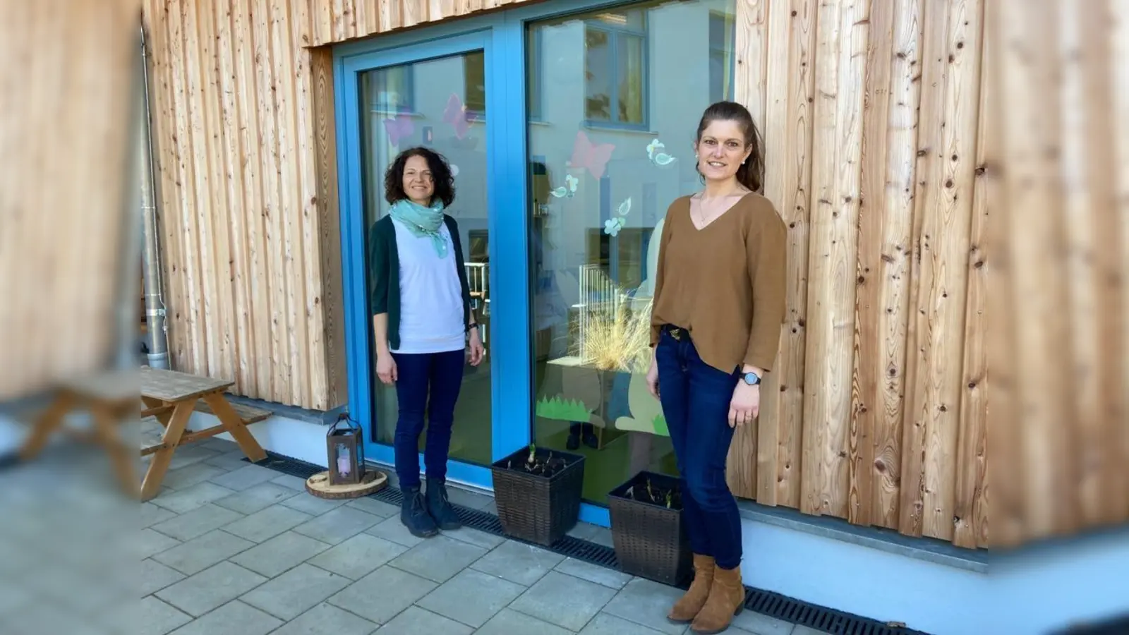 Johanna Bauer und Kindergarten-Leiterin Tanja Schranner-Seehofer freuen sich über das gelungene Berufsmodell. (Foto: Agentur für Arbeit)