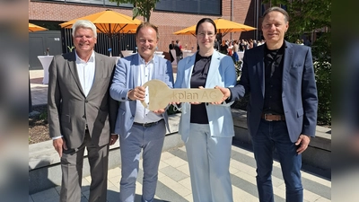 OStD a.D. Rüdiger Modell (ehem. Schulleiter), Landrat Robert Niedergesäß, StDin Sabine Schwaiger (Schulleiterin), Christian Lanzinger (kplan AG Abensberg) (v.l.) bei der symbolischen Schlüsselübergabe. (Foto: © Landratsamt Ebersberg  )