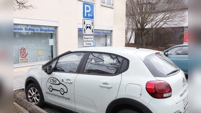So sieht er aus, der Stellplatz für das Carsharing-Angebot. In Altenerding ist das Auto im Ortskern stationiert. (Foto: kw)