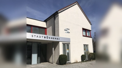 Die Stadtbücherei ist zwar weiter geschlossen, doch kann man - ebenso wie in der Stadtteilbücherei Klettham - Bestellungen abholen. (Foto: cba)