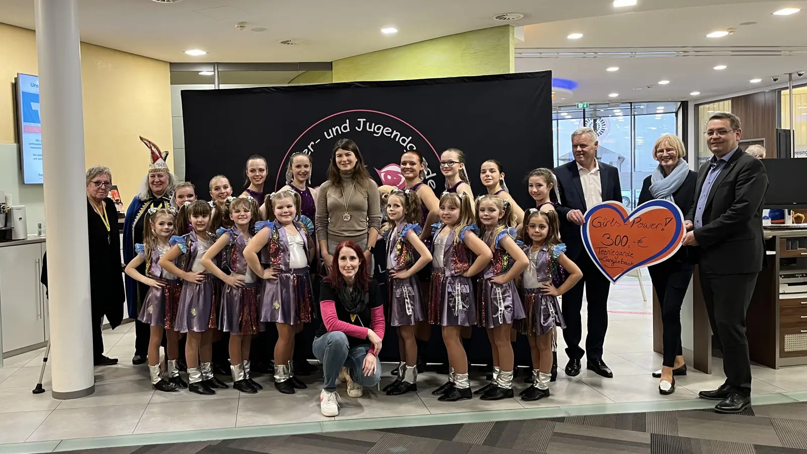 Kurzerhand wurde auch noch eine Mitarbeiterin zur Ordenüberreichung entführt. (Foto: FSB)