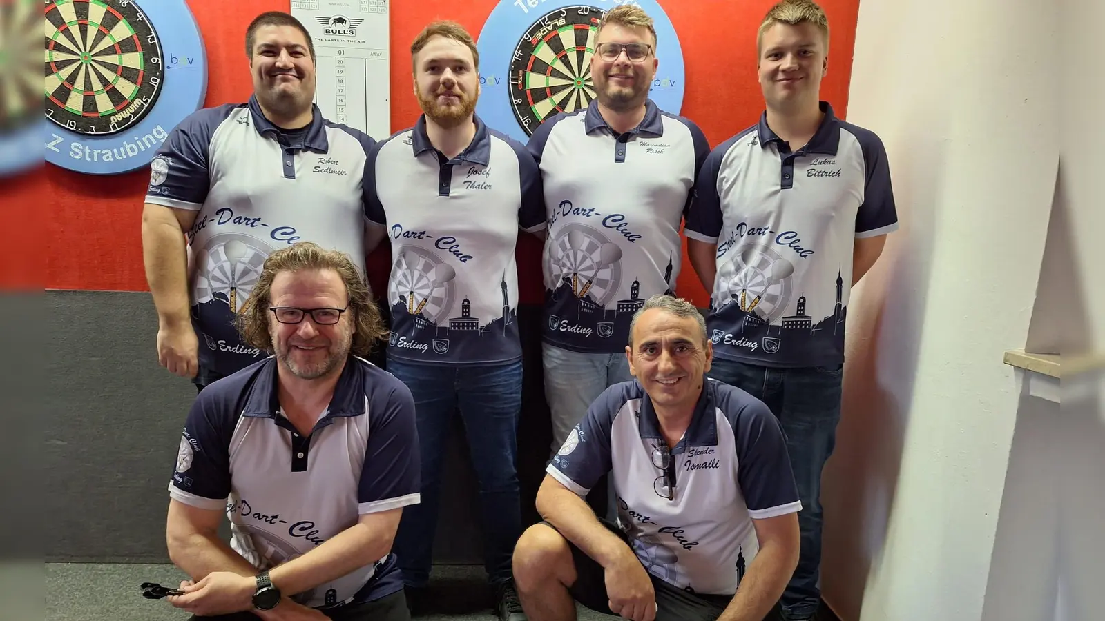Oben, von links: Robert Sedlmeir, Josef Thaler, Maximilian Risch und Lukas Bittrich. Unten Christian Modlmayr (links) und Skender Ismaili. (Foto: Steel Dart Club Erding)