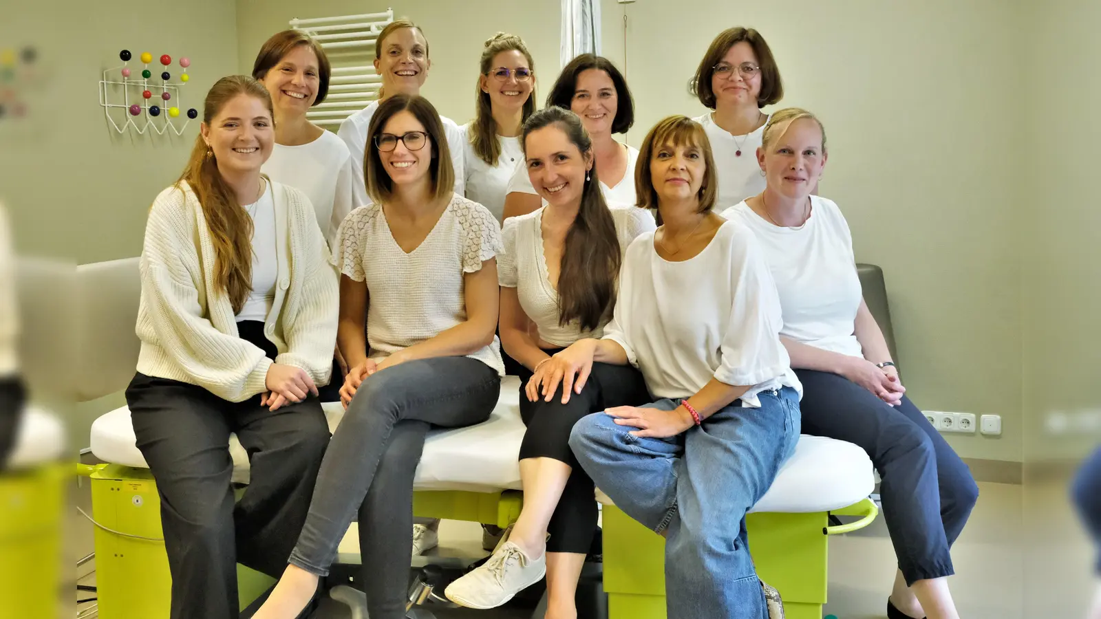Die Hebammen in der Geburtshilfe am Klinikum Landkreis Erding: vorne v.l. Marlen Braun, Julia Neumeier, Dana Dormann, Petra Schwarz, Eliane Eberl. Hinten v.l. Stephanie Schmidt, Christina Schmid, Tina Winter, Dagmar Schmmaus und Annette Gerboin. (Foto: Klinikum Erding)