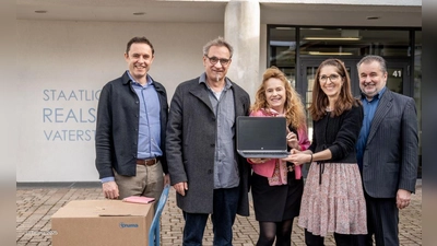 Rektor Stefan Gasior (2.v. l.) konnte sich über 35 neue Laptops freuen. Übergeben wurden sie von Markus Heringer, Director der Truma Gerätetechnik. Weiter im Bild: Vors.Fördervereins Realschule, Nicolé Brunner, Katrin Baron (2.v.r.), der Geschäftsführerin der Truma Stiftung und Sebastian Brunner (Förderverein Realschule).  (Foto: Truma Gerätetechnik)