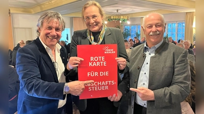 Benno Zierer, Referentin Birgit Eibl und Moderator Gottfried Obermair (v. r.) wollen der Erbschaftssteuer die rote Karte zeigen. (Foto: FW)