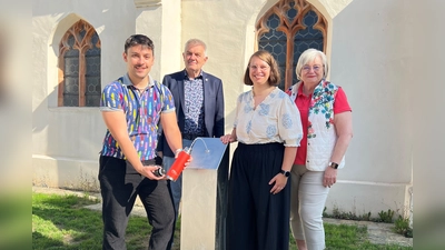 Der erste Schluck aus den neuen Trinkwasserbrunnen schmeckte BM Josef Dollinger köstlich. (Foto: Stadt Moosburg)