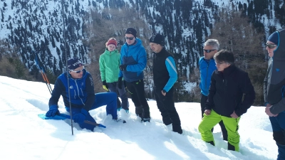  Michael Köck erklärt den Teilnehmern den Schneedeckenaufbau. (Foto: Marcus Rau)