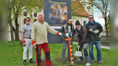 1. Bühnenmeister Wolfgang Wimmer und sein Team: Emanuel Schwankl, Uwe Becker, Erich Peinelt und Manfred Schleier (v. re.) (Foto: VSG)