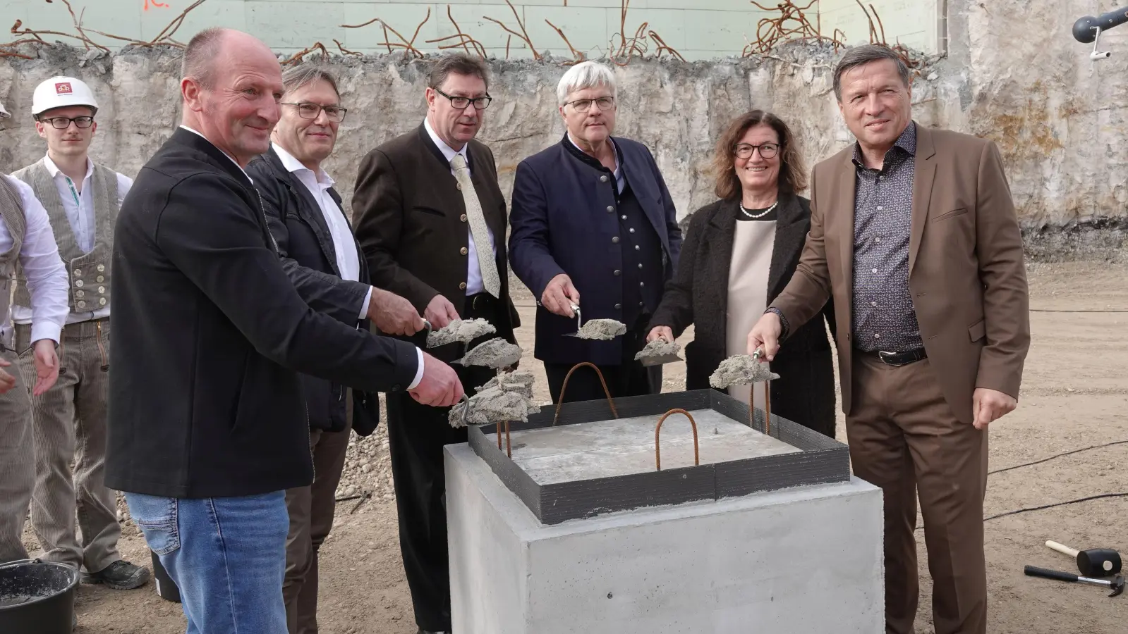 Die Zeitkapsel im Grundstein wurde eingemauert von v.l. Architekt Wendelin Burkhardt, Helmut Reh (Baufkirma Dechant), Landrat Martin Bayerstorfer, weiterer stellv. Landrat Rainer Mehringer, Schulleiterin Regine Hofmann und Bezirksrat und Oberbürgermeister Max Gotz. (Foto: LRA Erding)