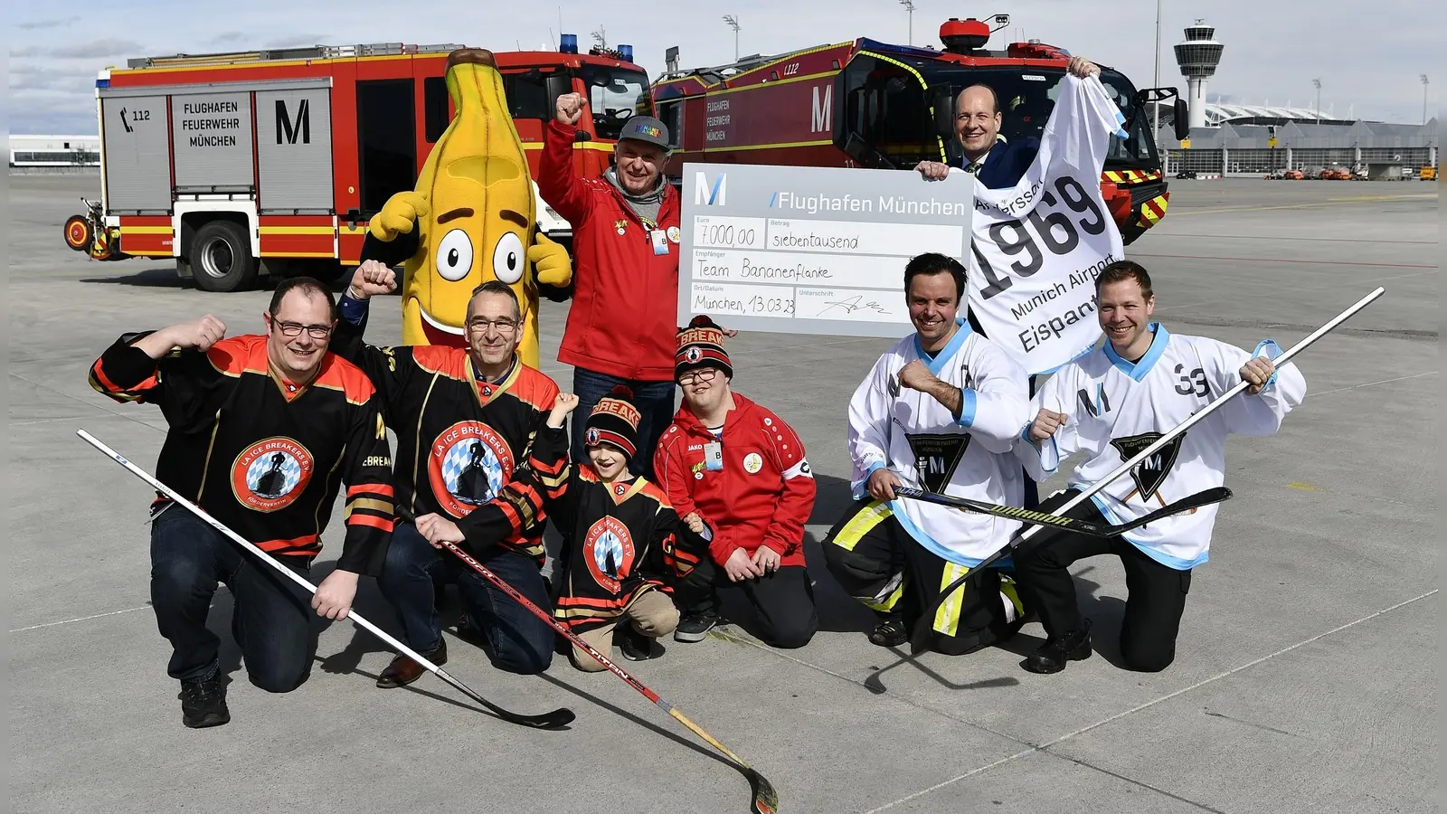 Beim Eishockey-Benefizspiel der Münchner Flughafenfeuerwehr gegen die LA Ice Breakers kamen über 7.000 Euro für einen guten Zweck zusammen. (Foto: FMG/ATF)