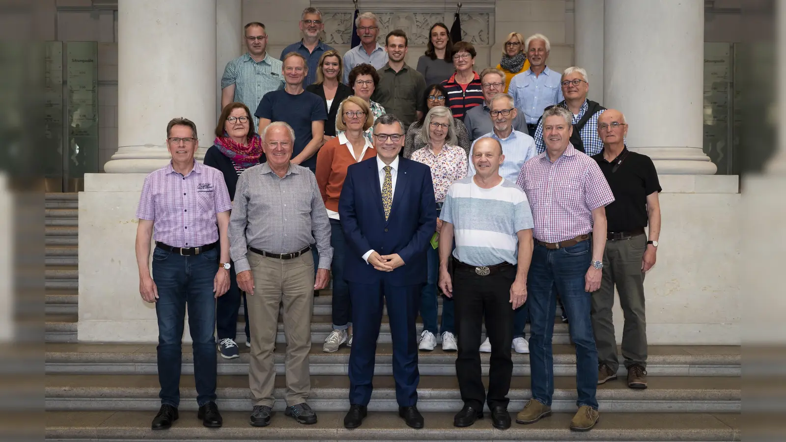 Die Gruppe aus Freising bei ihrem Besuch bei Dr. Florian Herrmann. (Foto: Henning Schacht)