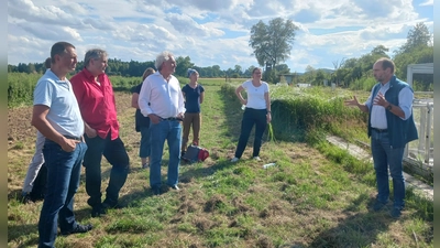 Mandatsträger des Landkreises besichtigen die Moorforschungsstation im Freisinger Moos (Foto: LRA)