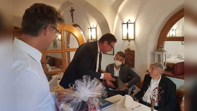 70 Jahre gehört Eduard Ertl sen. (rechts) der CSU an. Landrat Martin Bayerstorfer gratulierte persönlich. (Foto: CSU Wartenberg)