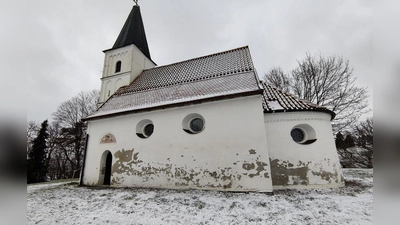 Das Kirchendach der Burgkapelle St. Nikolai in Wartenberg soll neu eingedeckt werden. (Foto: Peter Schabe)