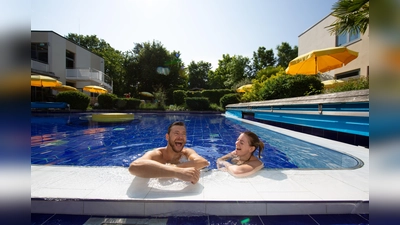 Warum in die Ferne schweifen, wenn man im Phönix-Bad in Ottobrunn wunderbar den Sommer vor Ort genießen kann. Weitere Badetipps aus der Region gibt es in der Fortsetzung auf Seite 4. (Foto: Jens Paritzsch/Phönix-Bad)