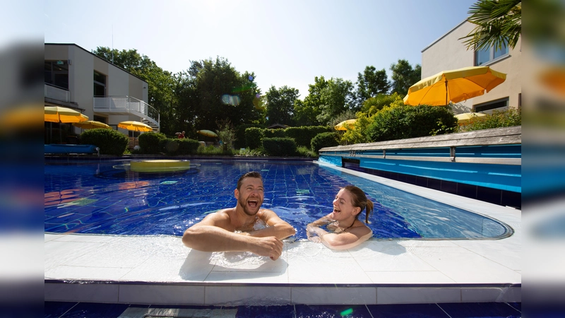 Warum in die Ferne schweifen, wenn man im Phönix-Bad in Ottobrunn wunderbar den Sommer vor Ort genießen kann. Weitere Badetipps aus der Region gibt es in der Fortsetzung auf Seite 4. (Foto: Jens Paritzsch/Phönix-Bad)