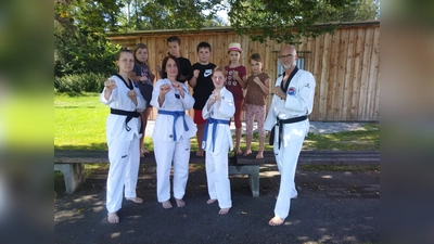 Die Trainerinnen und Trainer (von vorne links) Johanna Bucher, Martha Gandorfer, Anna-Lena Vohburger und Joachim Veh zeigten den Kids im Ferienprogramm, wie Selbstverteidigung funktioniert. (Foto: SV Langenbach)