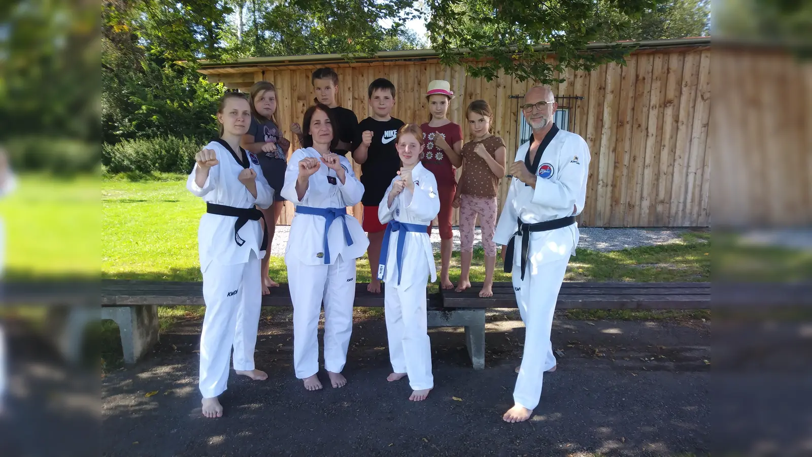 Die Trainerinnen und Trainer (von vorne links) Johanna Bucher, Martha Gandorfer, Anna-Lena Vohburger und Joachim Veh zeigten den Kids im Ferienprogramm, wie Selbstverteidigung funktioniert. (Foto: SV Langenbach)