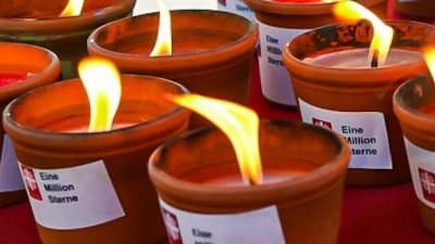 Kerzen als Zeichen der Solidarität sollen den Platz in ein Lichtermeer verwandeln. (Foto: Caritas Erding)