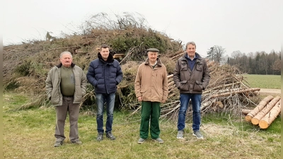 ARGE Jagdmitglieder trafen sich anlässlich des Tags des Waldes auf dem Hof des BBV Vize-Kreisobmanns Michael Hamburger, um die aktuelle Situation zu besprechen. (Foto: Arge Jagd)