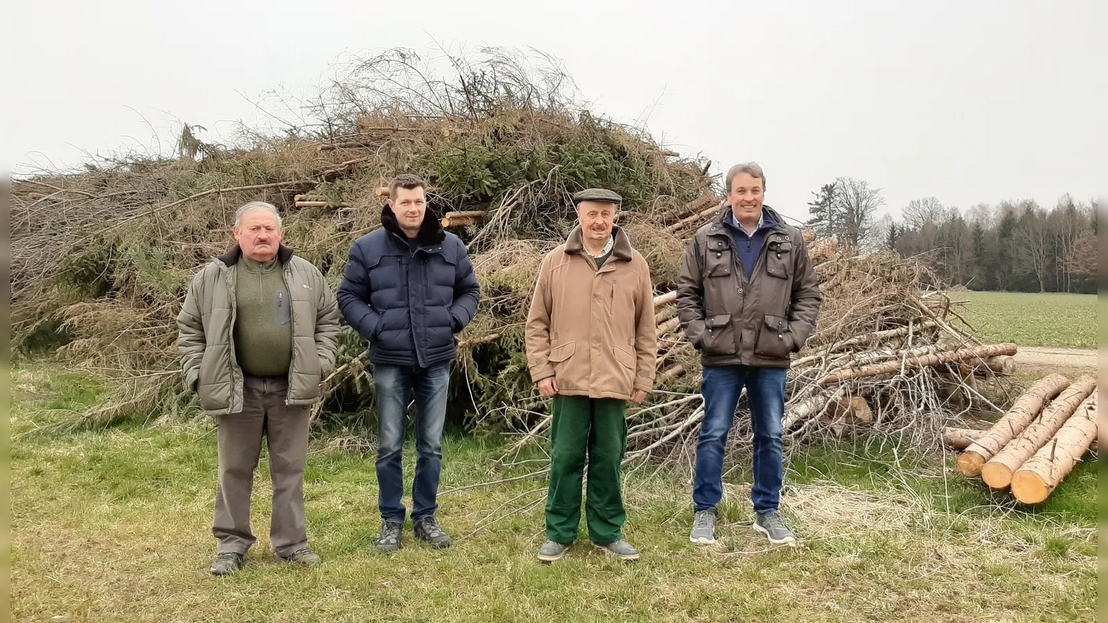 ARGE Jagdmitglieder trafen sich anlässlich des Tags des Waldes auf dem Hof des BBV Vize-Kreisobmanns Michael Hamburger, um die aktuelle Situation zu besprechen. (Foto: Arge Jagd)