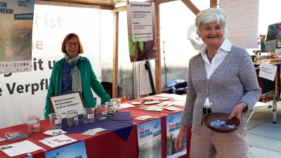 Die Sprecherinnen des fairen Forums Barbara Pfäffinger und Monika Hobmair am Infostand zur fairen Woche 2024. (Foto: Stadt Freising)