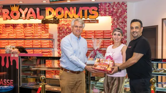 Thermeninhaber Jörg Wund (li.) freut sich, den Thermengästen nun die ganze Vielfalt des Partners Royal Donuts präsentieren zu können. (Foto: red)
