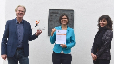 Stela Trambeva (Mi.) sowie Schulleiter Peter Hackel und seine Stellvertreterin Sarah Kober freuen sich über die Zertifizierung. (Foto: KMS)