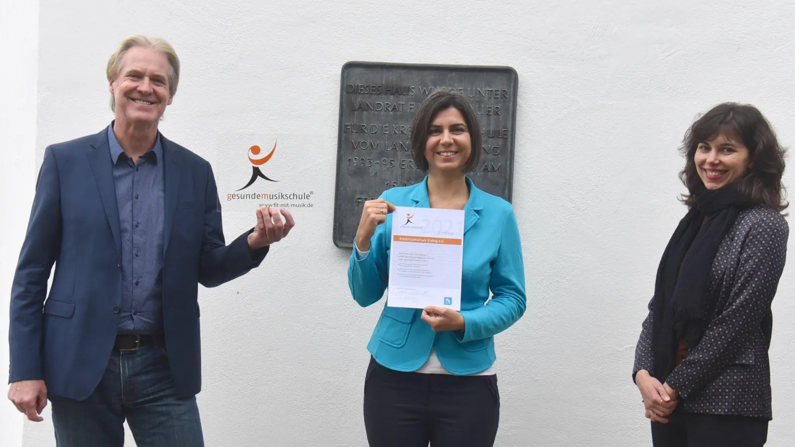 Stela Trambeva (Mi.) sowie Schulleiter Peter Hackel und seine Stellvertreterin Sarah Kober freuen sich über die Zertifizierung. (Foto: KMS)