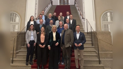 Der IHK-Regionalausschuss Erding-Freising war zu Gast im Bayerischen Landtag bei Staatsministerin Ulrike Scharf (vorne Mitte). (Foto: IHK für München und Oberbayern)