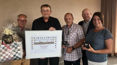 Geschäftsführer Otto Heinz (2. v. re.) gratuliert den Jubilaren (v. li.) Dieter Schalk, August Dübel, Peter Galka und Tanja Kießling. (Foto: HEINZ)
