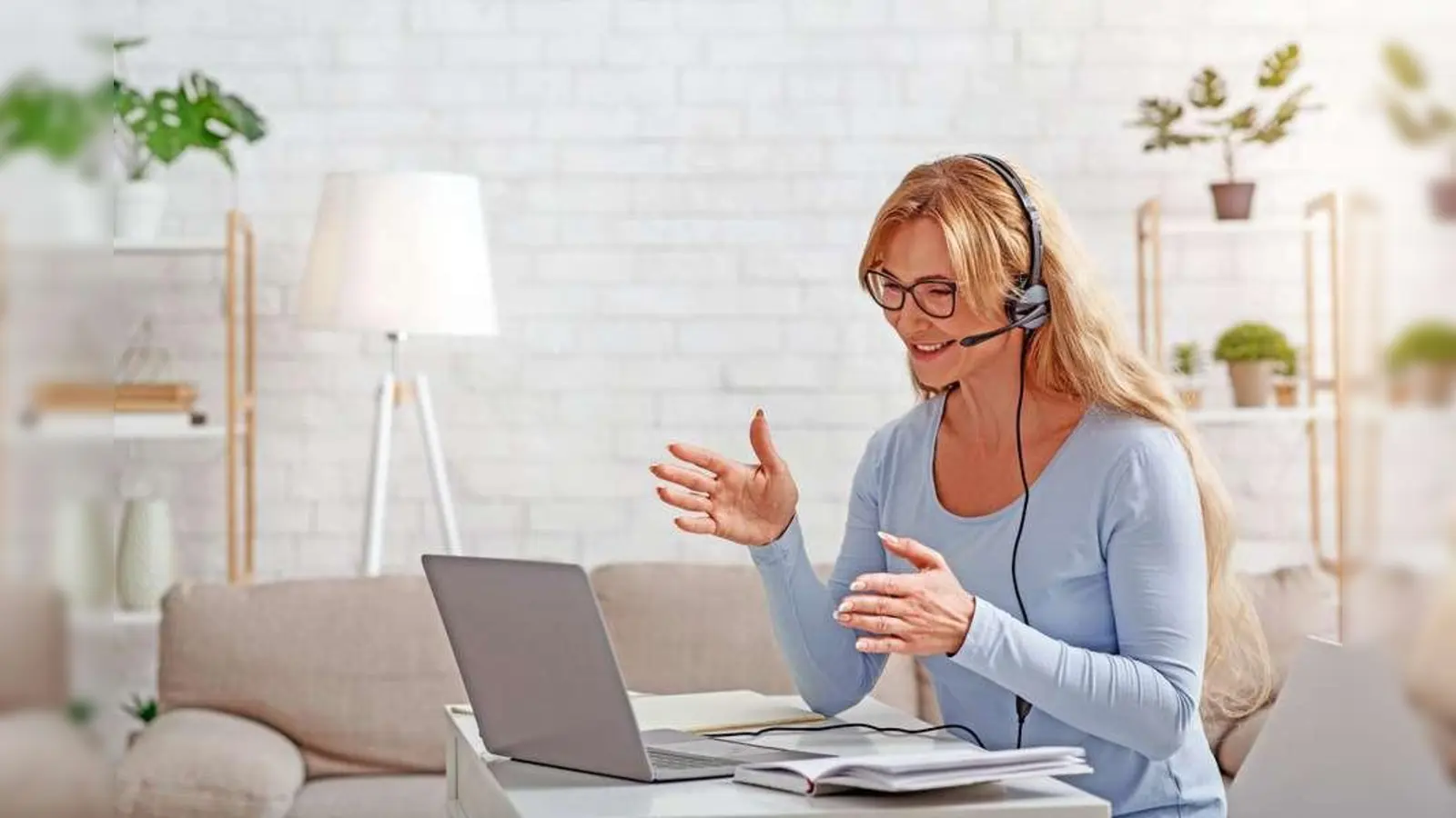 Die Umschulungen können auch von zu Hause aus in der Virtuellen Online Akademie absolviert werden, ein großer Vorteil gerade angesichts der Corona-Pandemie.  (Foto: djd/www.ibb.com/Prostock-studio - stock.adobe.com)