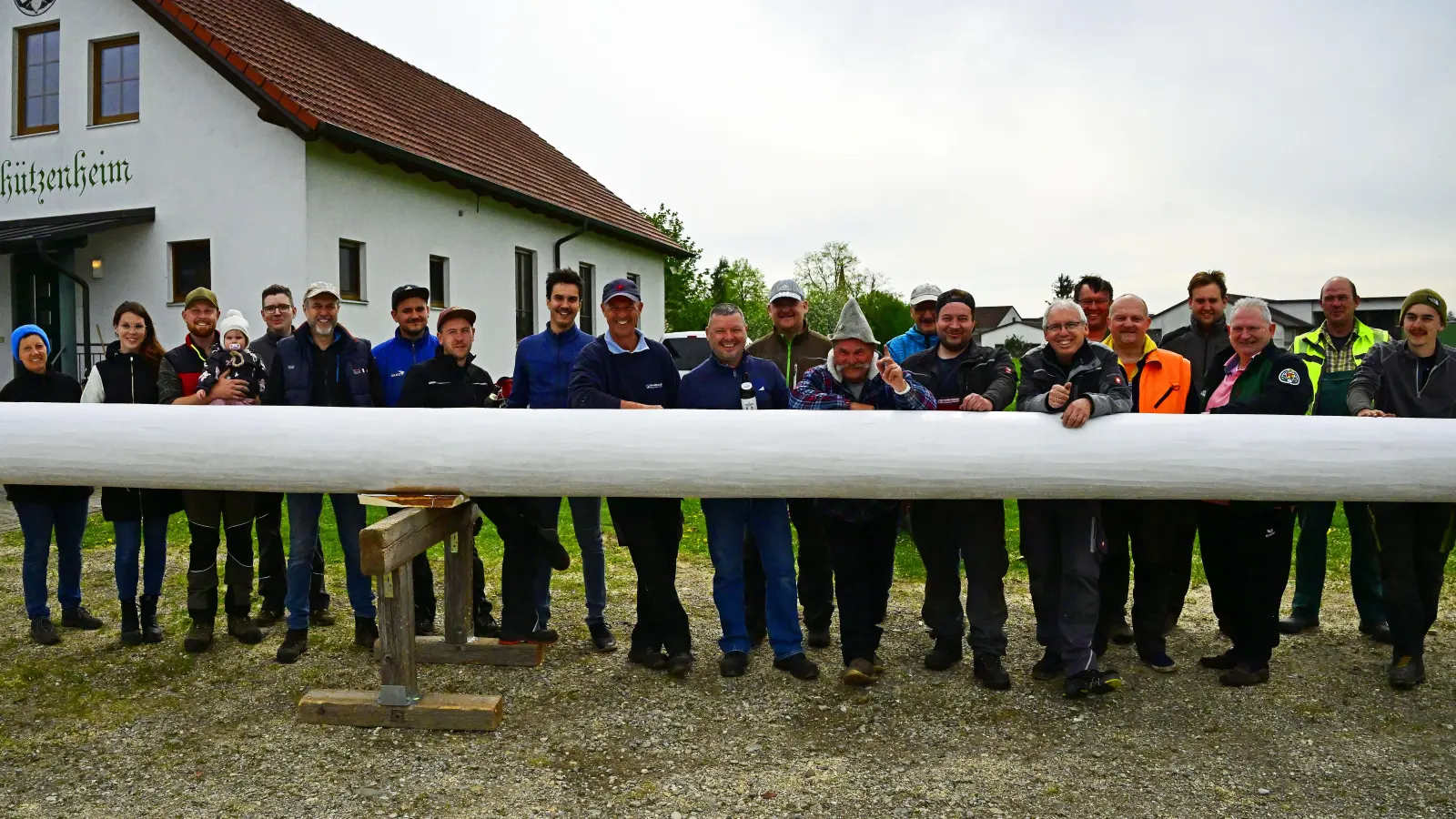 Die erste Etappe ist geschafft. Der Maibaum für die Ortschaft Gaden ist „zu Hause“. (Foto: R. Lex)