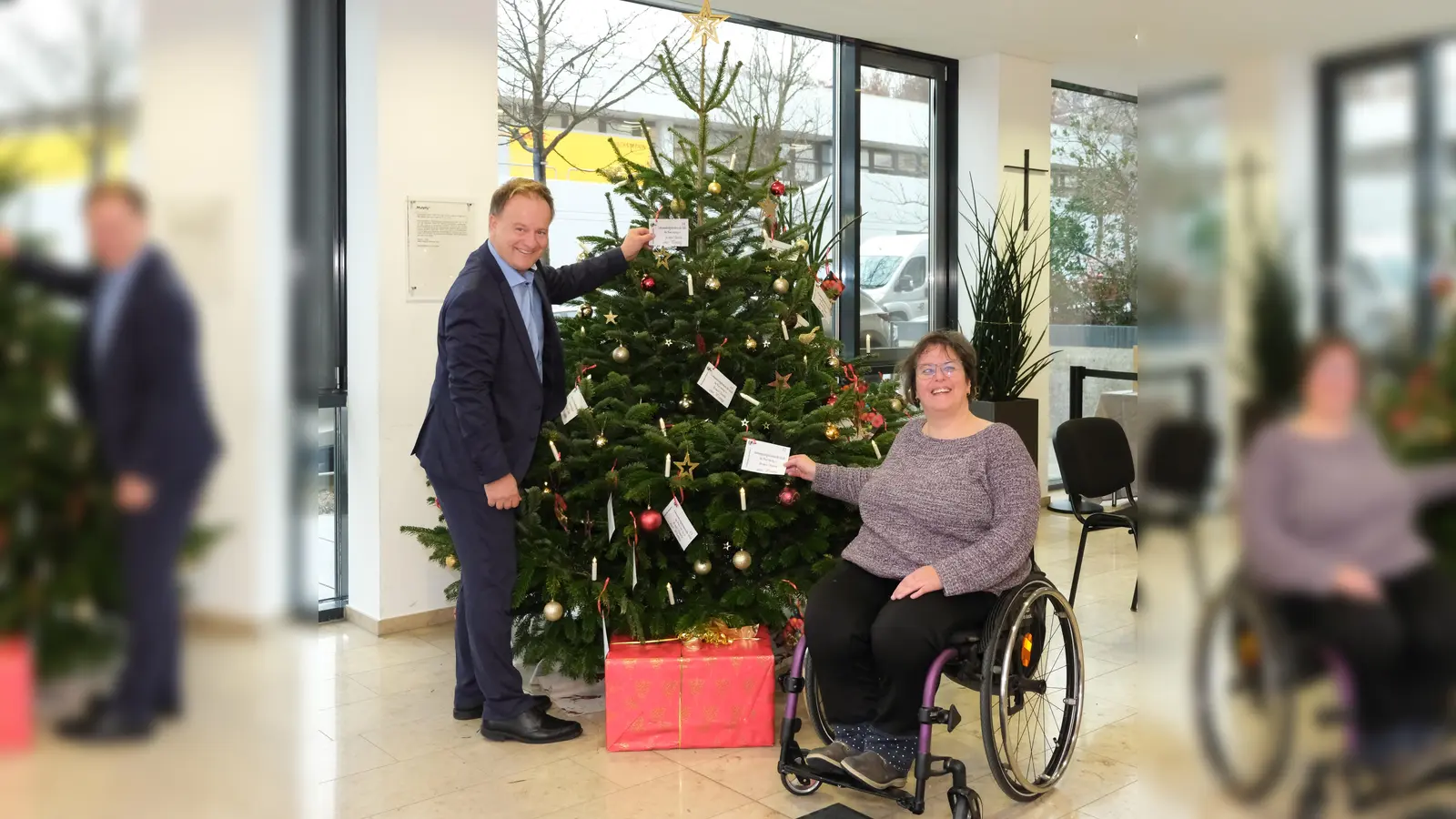 Landrat Robert Niedergesäß und Gisela Niedermeier (Bürgerservice)freuen sich auf viele Wunscherfüller für den guten Zweck. (Foto: Landratsamt Ebersberg)
