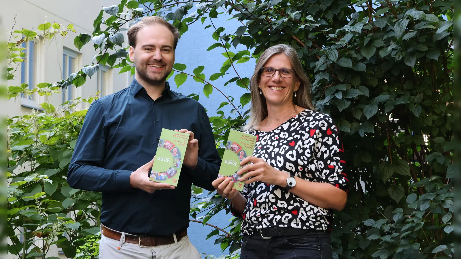 Felix Kuhl und Andrea Schmid mit dem neuen Programmheft des KBW Erding. (Foto: C. Dollberger)