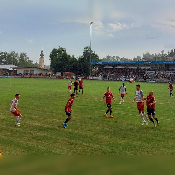 Vergangenheit und Zukunft: Nach dem Abstieg in die Regionalliga Bayern muss die SpVgg Unterhaching auch wieder in Buchbach antreten. (Archivbild: bas)