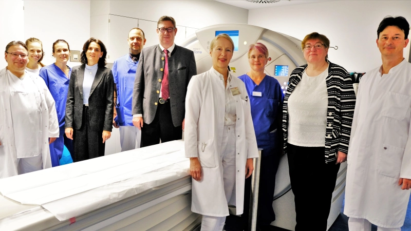 Das Team freut sich über die Inbetriebnahme des Computertomographen in der Zentralen Notaufnahme. (Foto: LRA Erding)