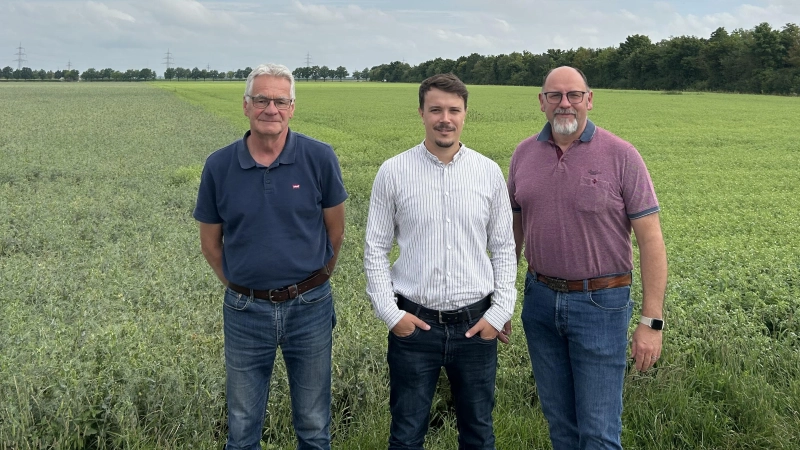 Wagen zusammen einen Versuch: Klaus Lettenmeyer/Staatsgut Grub, Daniel Gschlössl/GoodMills Deutschland GmbH sowie Jochen Mannsperger/Müller’s Mühle. (Foto: Bayerisches Staatsgut)