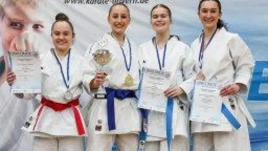 Anna Stössl, Jessica Vlai, Anna Braun und Maelle Locoge bei den Bayrischen Meisterschaften (Foto: Melanie Müller)