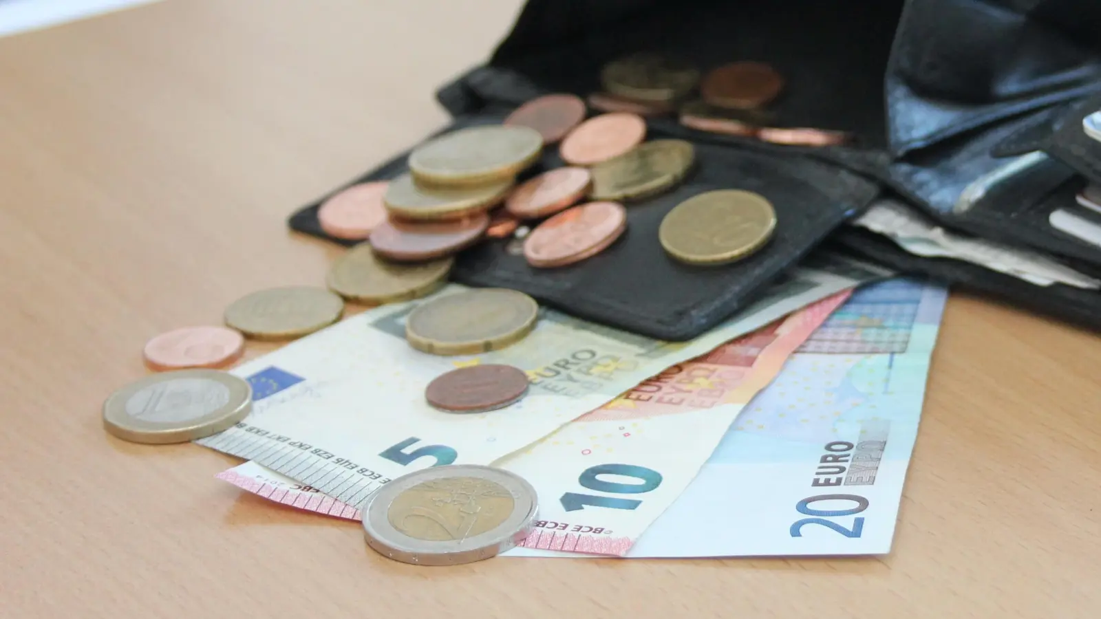 2022 soll der Mindestlohn steigen. Das bedeutet für viele Menschen etwas mehr Geld im Geldbeutel. Auch Azubis können sich auf eine bessere Bezahlung freuen. (Foto: cr)